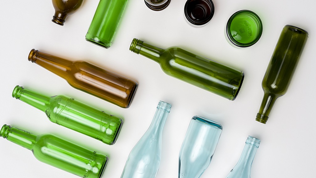 Glasflaskor i grönt, brunt och ljusblått.