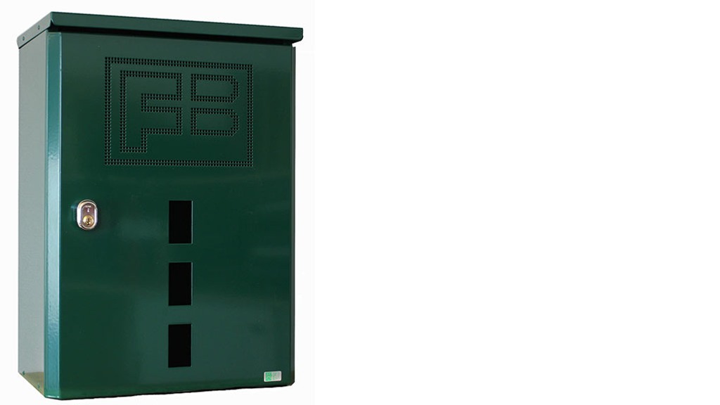 Ett mörkgrönt plåtskåp med lås, tre rektangulära hål och FB-loggan i hålmönster på framsidan. 