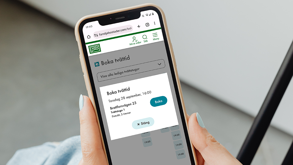 Person som bokar tvättid på mobilen